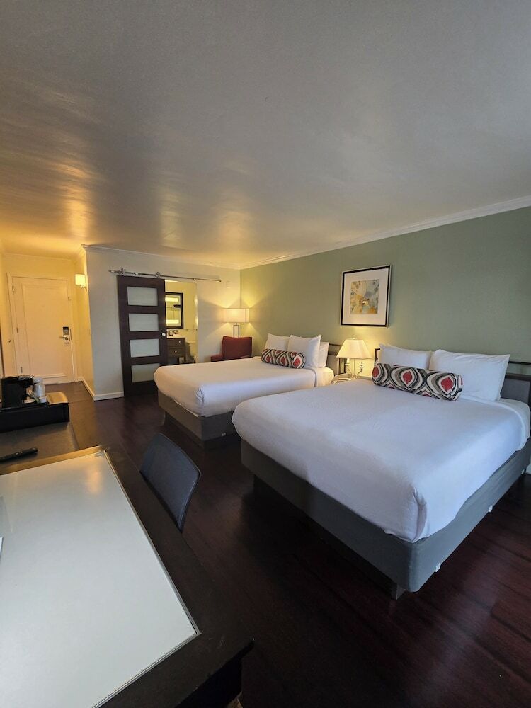 Hotel Marina Village Inn