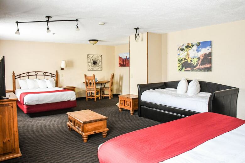 Hotel Aarchway Inn