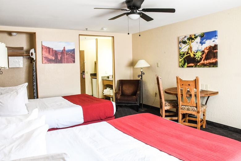Hotel Aarchway Inn