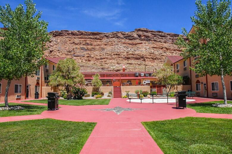 Hotel Aarchway Inn