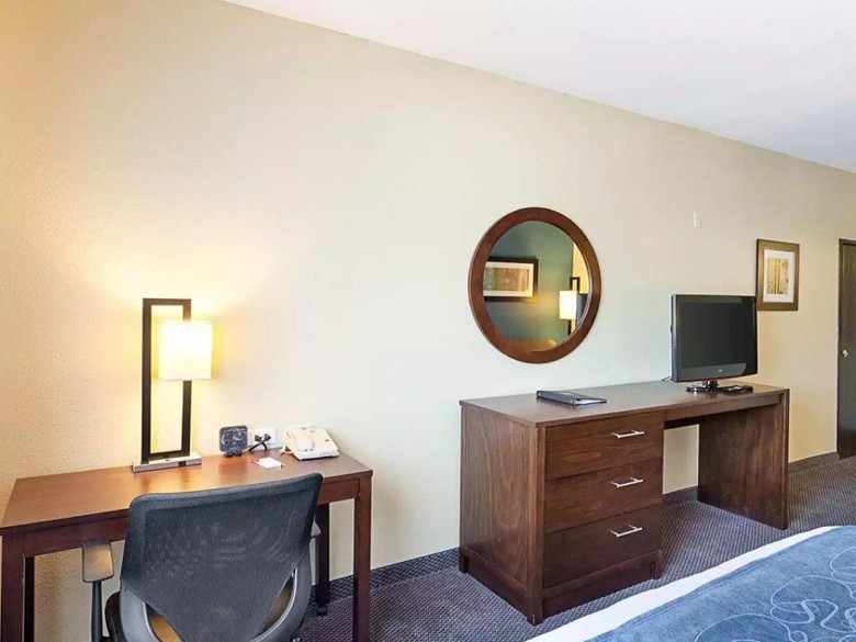 Hotel Comfort Suites Airport North