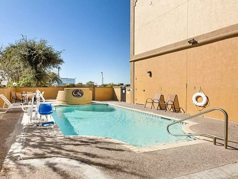 Hotel Comfort Suites Airport North