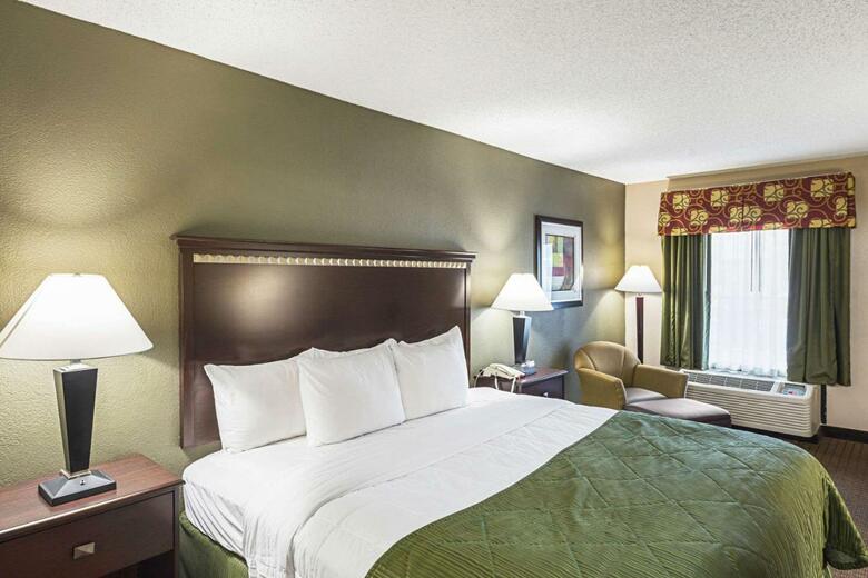 Hotel Clarion Inn & Suites