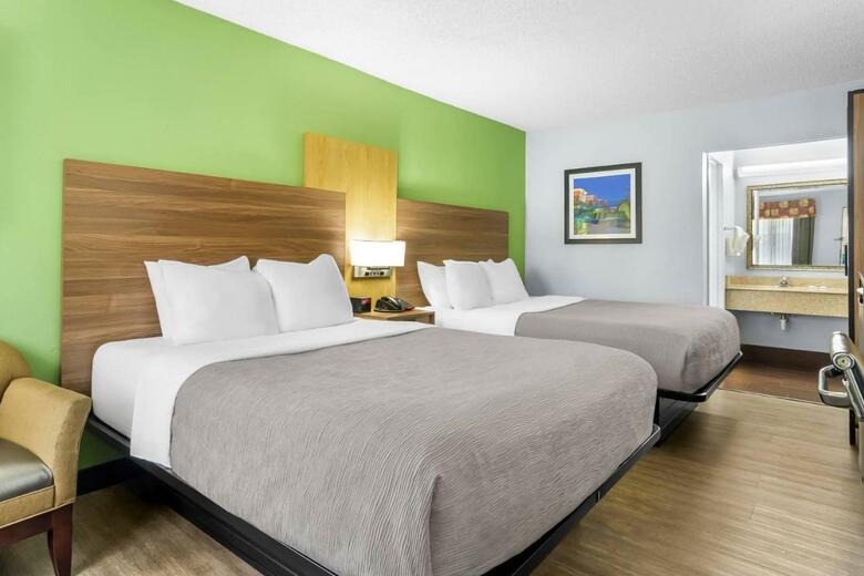 Hotel Clarion Inn & Suites