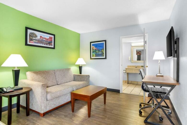 Hotel Clarion Inn & Suites
