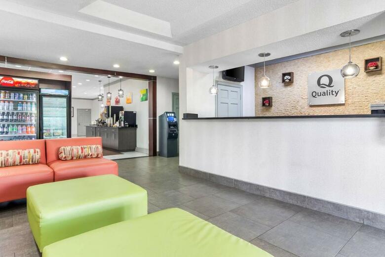 Hotel Clarion Inn & Suites