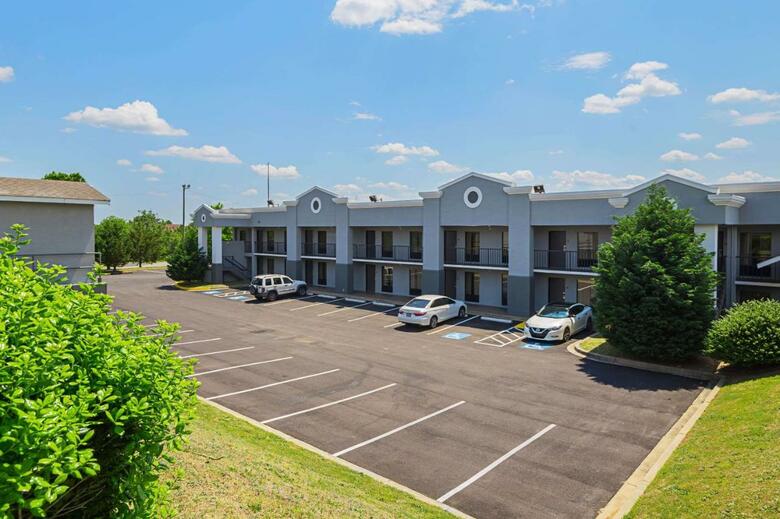 Hotel Clarion Inn & Suites
