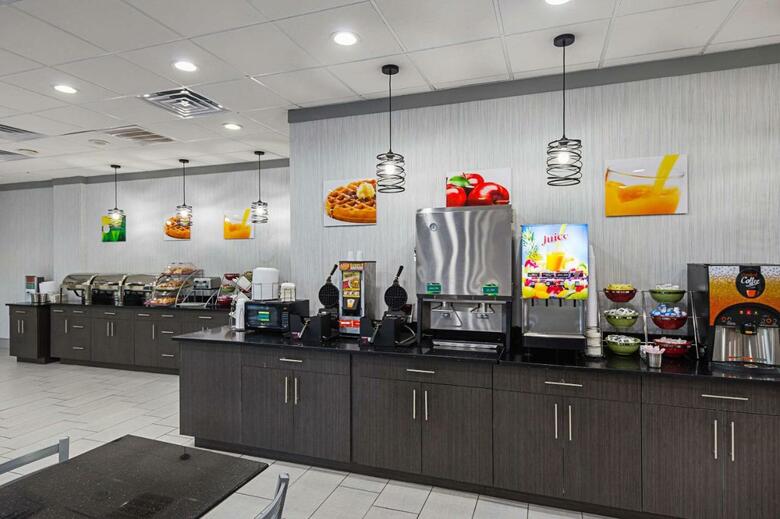 Hotel Clarion Inn & Suites