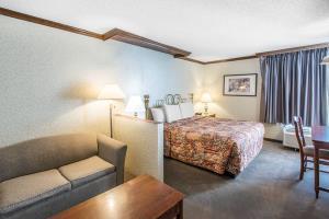 Hotel Rodeway Inn & Suites