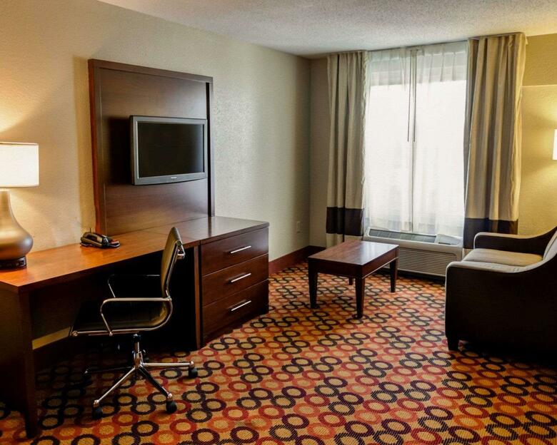 Hotel Comfort Suites Airport
