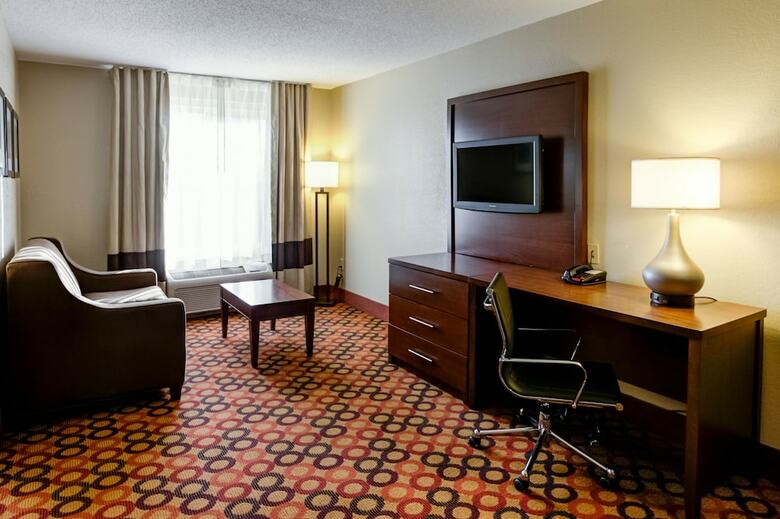 Hotel Comfort Suites Airport