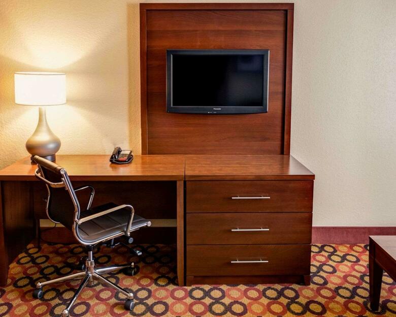 Hotel Comfort Suites Airport
