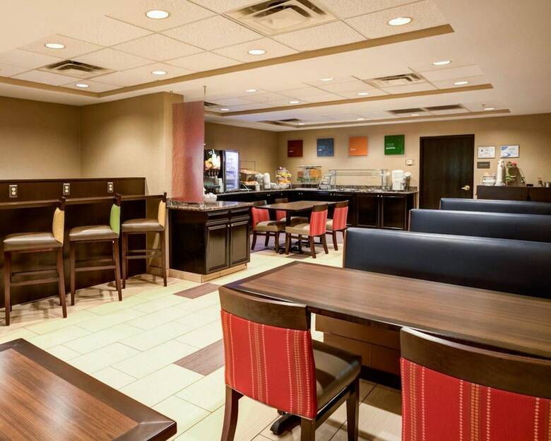 Hotel Comfort Suites Airport