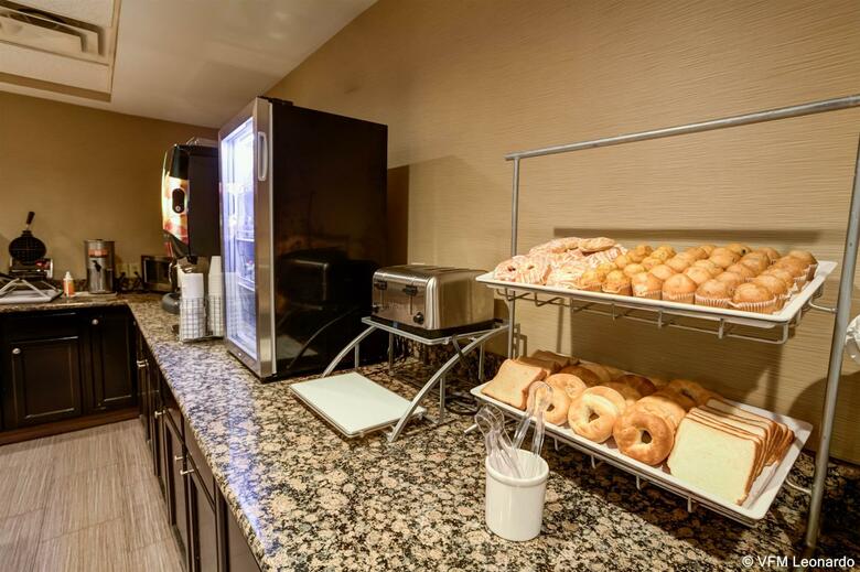 Hotel Comfort Suites Airport