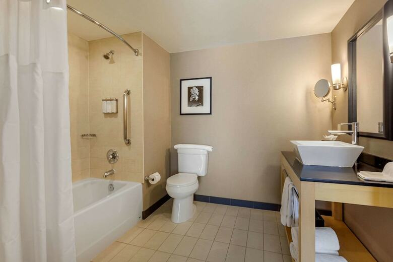 Hotel Cambria Suites