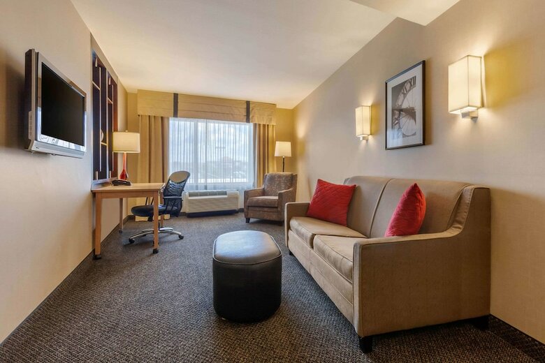 Hotel Cambria Suites
