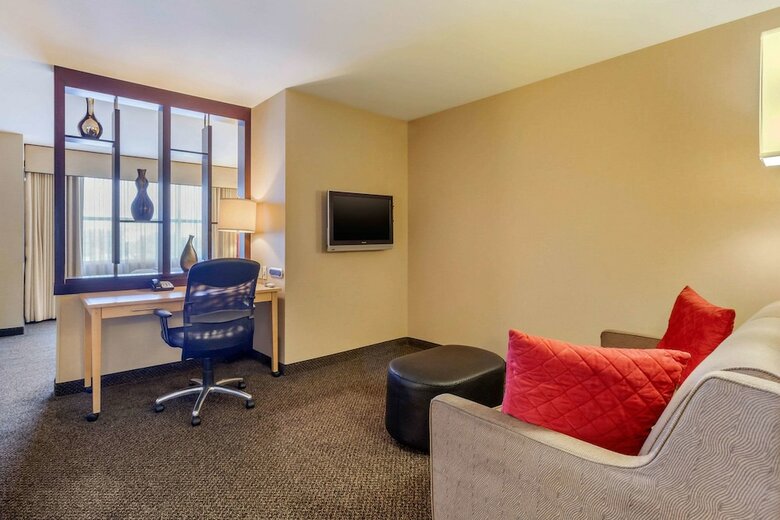 Hotel Cambria Suites