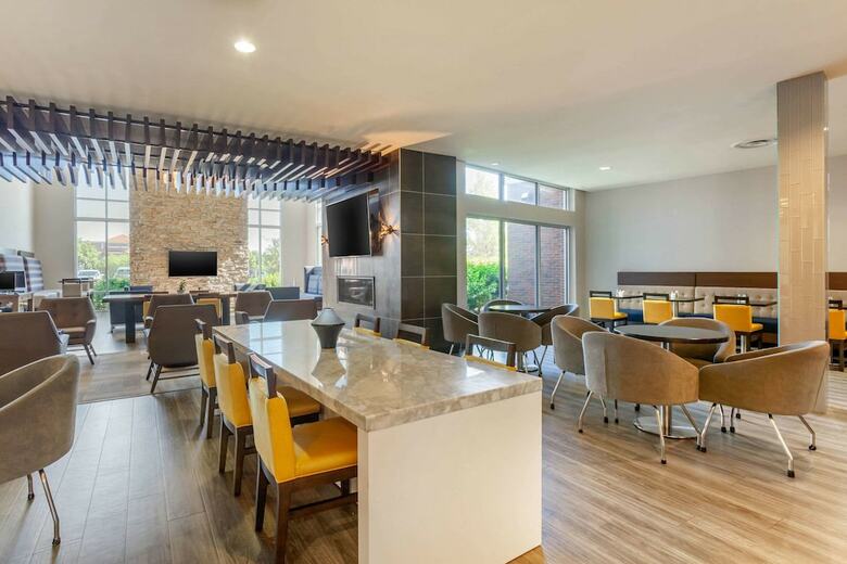 Hotel Cambria Suites