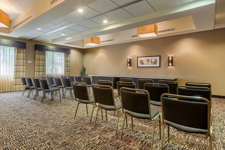 Hotel Cambria Suites