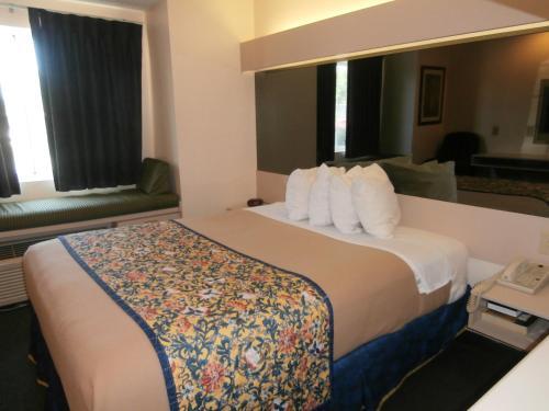 Hotel America�s Best Value Inn & Suites