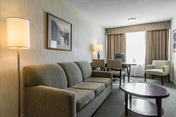 Hotel Quality Suites Montreal Aeroport