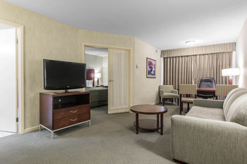 Hotel Quality Suites Montreal Aeroport