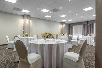 Hotel Quality Suites Montreal Aeroport