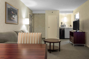 Hotel Quality Suites Montreal Aeroport