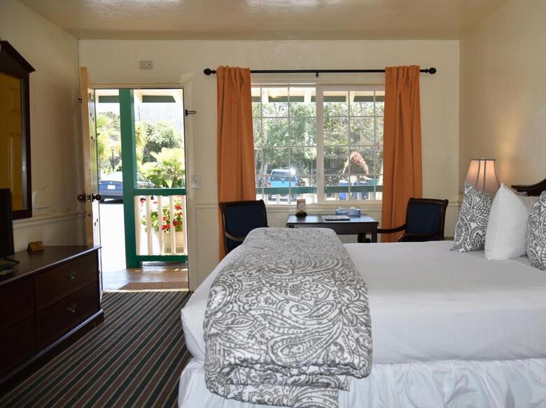 Hotel Monterey Pines Inn