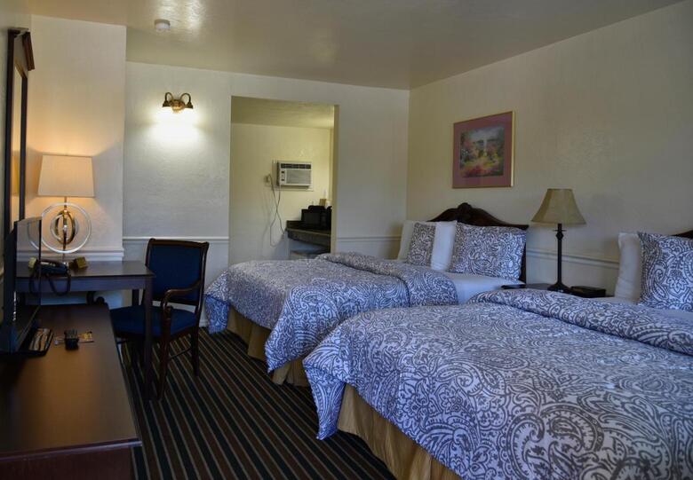 Hotel Monterey Pines Inn