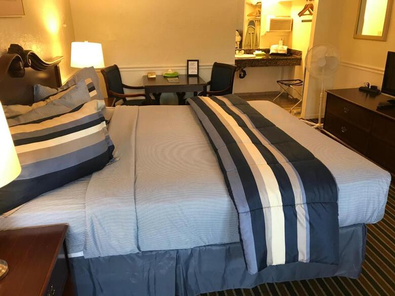 Hotel Monterey Pines Inn