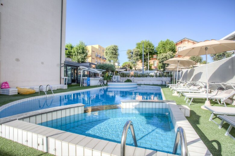 Hotel Ferretti Beach