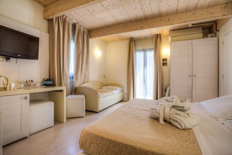 Hotel Ferretti Beach