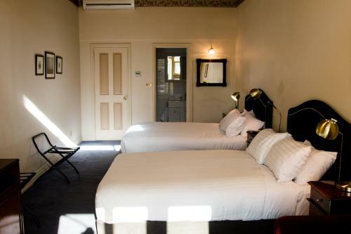 Macquarie Manor Hotel