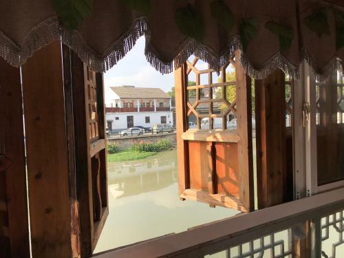 Wuzhen Spring Family Inn