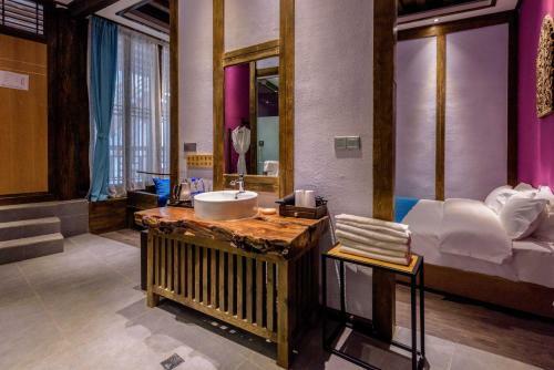Posada Lijiang Chuyin Holiday Courtyard