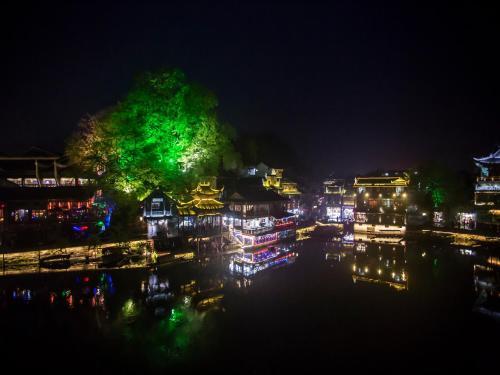 Hostal Lqj Riverside Guest House