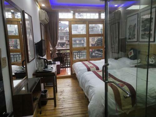 Hostal Lqj Riverside Guest House