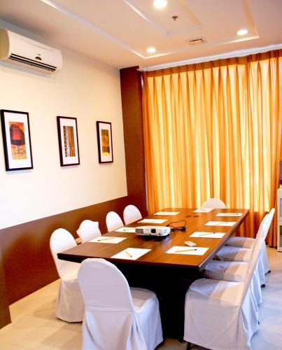 Alpa City Suites Hotel