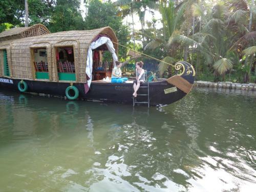 Antonys Eco Houseboat Hostel