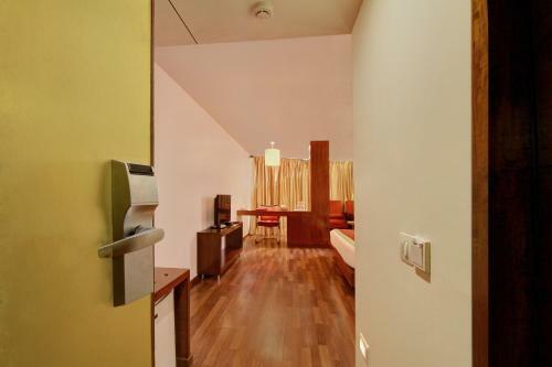 Hotel Monarch Luxur - Infantry Road