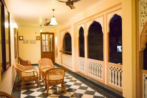 Hotel Arya Niwas