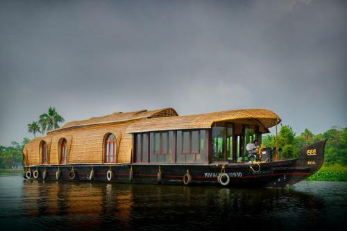 Punnamada Houseboat