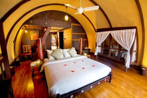 Punnamada Houseboat