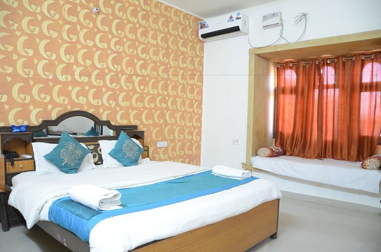 Hotel Marina Mahal