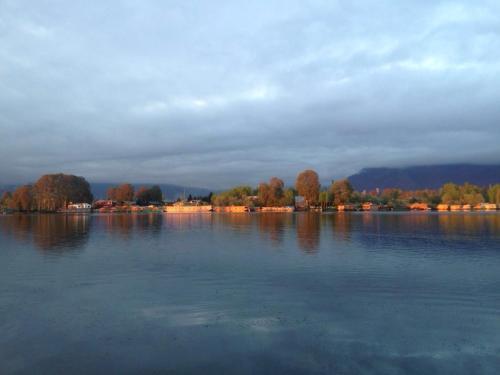 Monarch Group Of Houseboats
