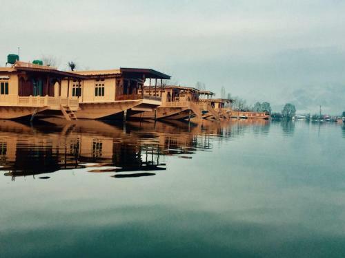 Monarch Group Of Houseboats