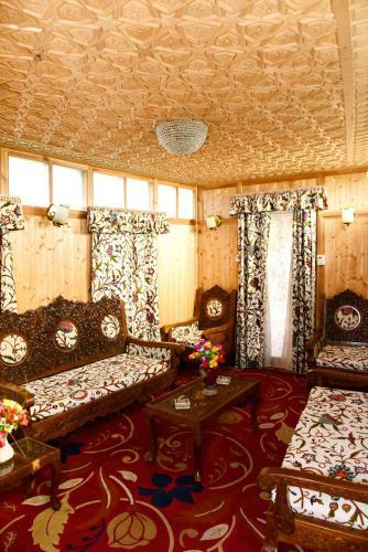 White House Group Of Houseboats