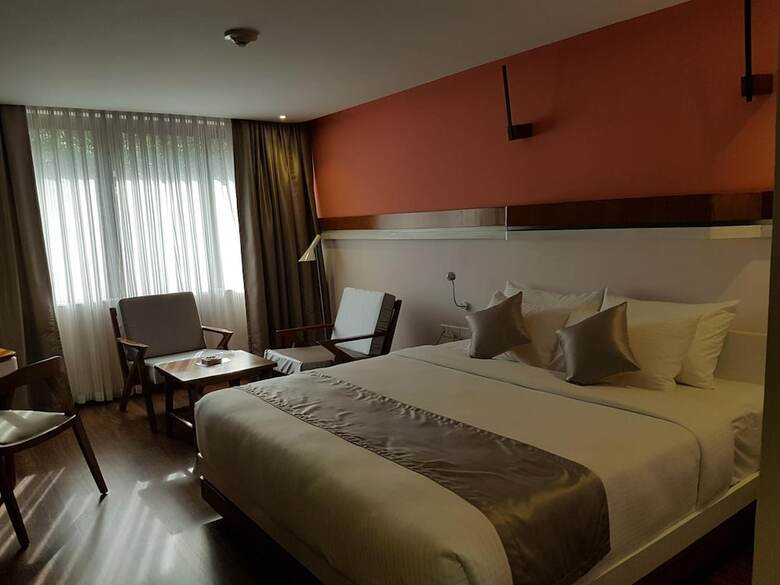 Hotel The Blooms Cochin