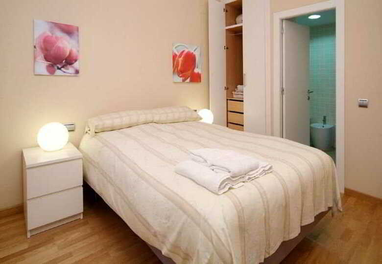 La Muralla Apartamentos (.)